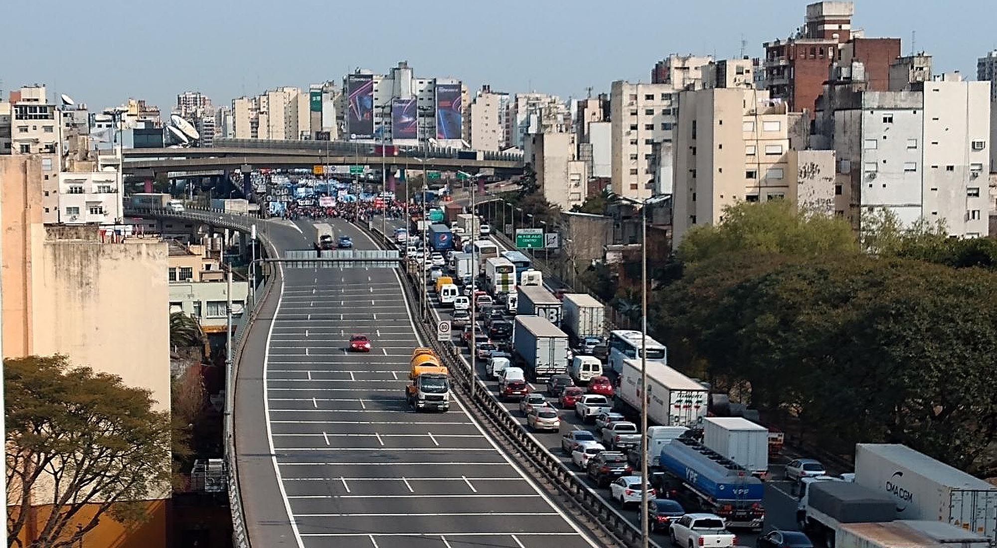 Manifestantes del Polo Obrero se movilizan sobre la autopista 25 de Mayo, en el cruce de 9 de Julio, cerca de la estación Constitución.