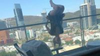 Alexa Terraza realizó una postura complicada desde su balcón.