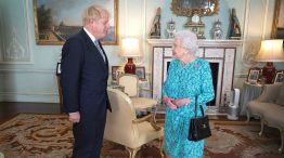 Boris Johnson junto a la Reina Isabel II.