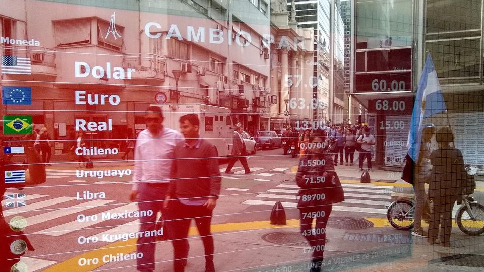 Las pizarras muestran la cotización del Dólar hoy miércoles en la city porteña.