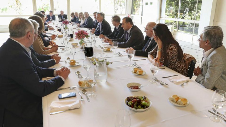 Senadores oficialistas, con el presidente Macri en Olivos.