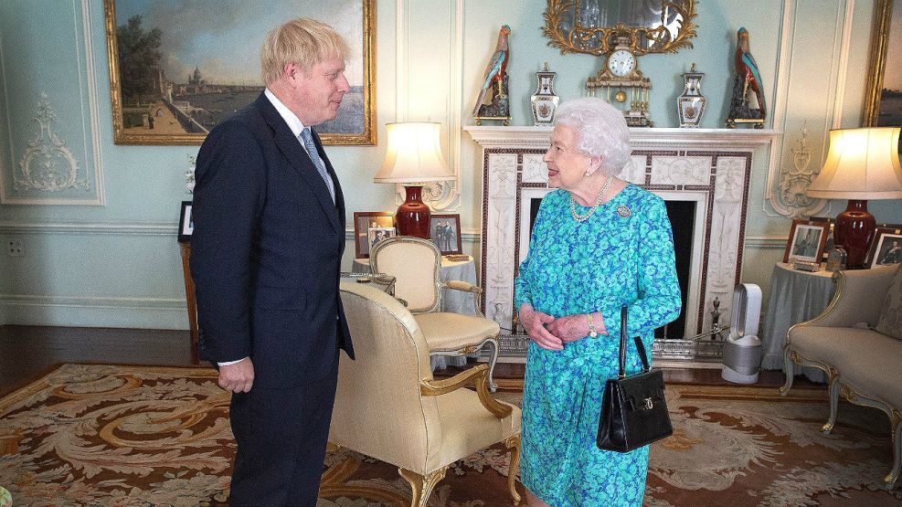 Boris Johnson junto a la Reina Isabel II.