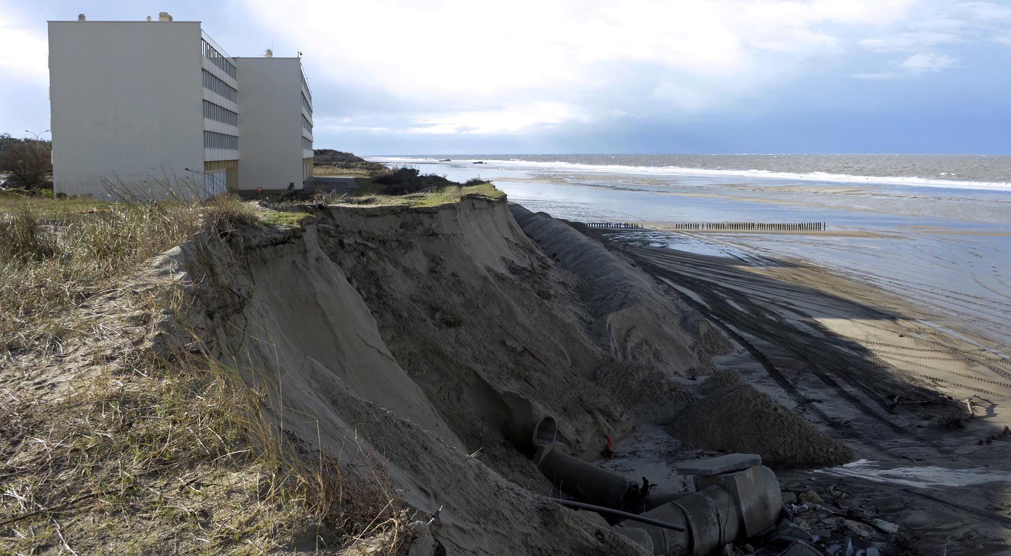 En esta foto de archivo tomada el 30 de enero de 2014, la duna al pie del edificio "Le Signal" se está consolidando en Soulac-sur-Mer, suroeste de Francia, donde las dunas están siendo arrastradas por importantes mareas del Atlántico.