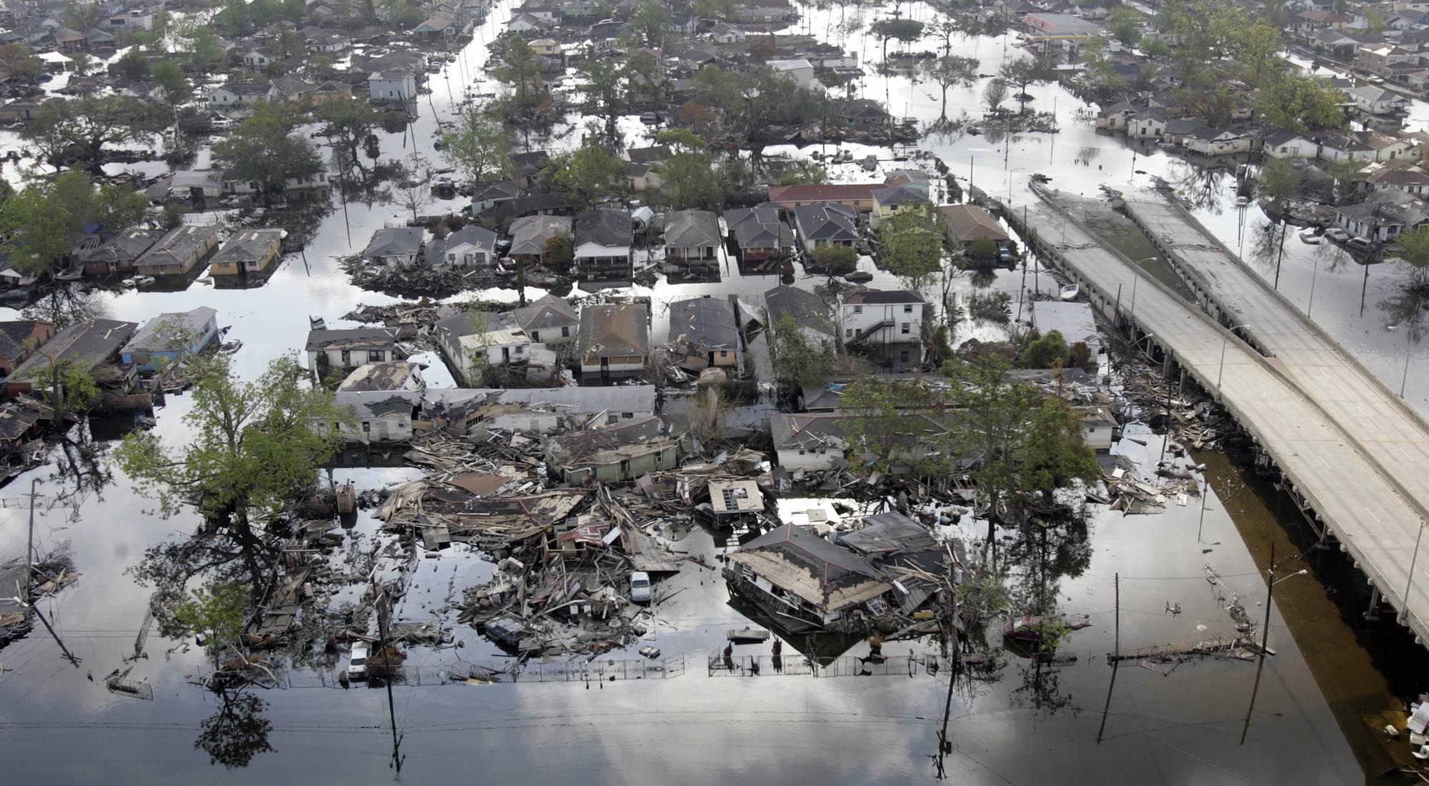 En esta foto de archivo tomada el 26 de septiembre de 2005, las áreas del Noveno Barrio en Nueva Orleans todavía están inundadas después de los huracanes Katrina y Rita. - 