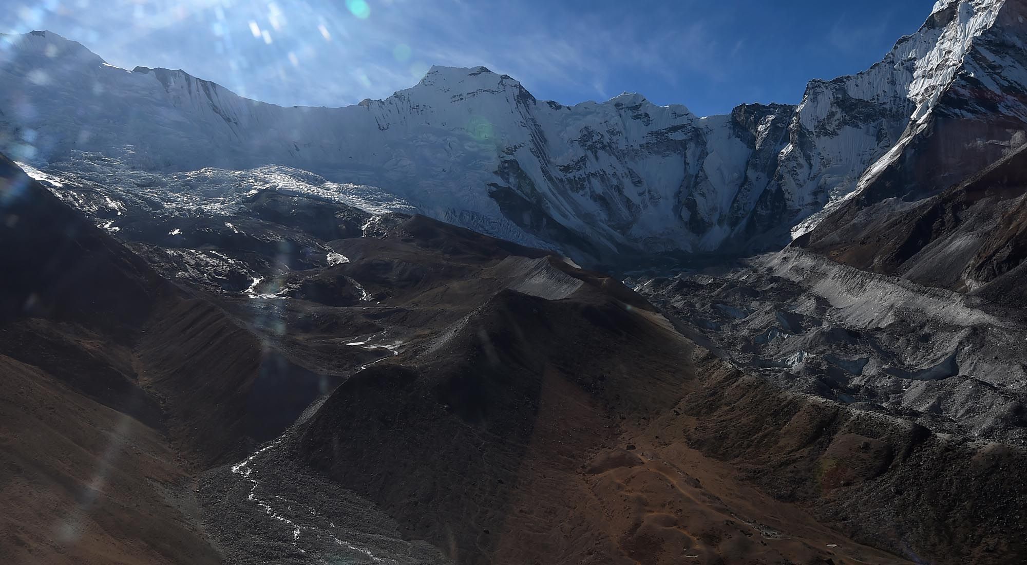 Esta foto de archivo aéreo tomada el 22 de noviembre de 2018 muestra un glaciar en la región del Everest de Nepal, en el distrito de Solukhumbu, a unos 140 km al noreste de Katmandú. -