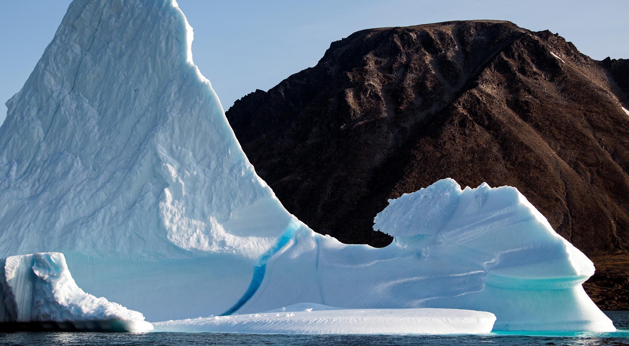 Esta foto de archivo tomada el 17 de agosto de 2019 muestra un iceberg cerca de la isla de Kulusuk, en el municipio de Sermersooq en la costa sureste de Groenlandia. - 