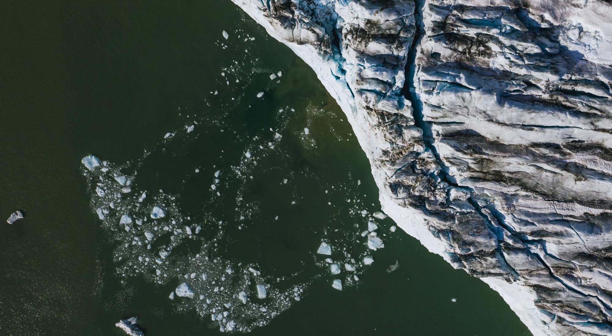 Esta foto de archivo tomada el 17 de agosto de 2019 muestra una vista aérea de trozos de bergy y gruñidores que flotan frente al glaciar Apusiajik, cerca de Kulusuk, un asentamiento en el municipio de Sermersooq ubicado en la isla del mismo nombre en la costa sureste de Groenlandia. - 