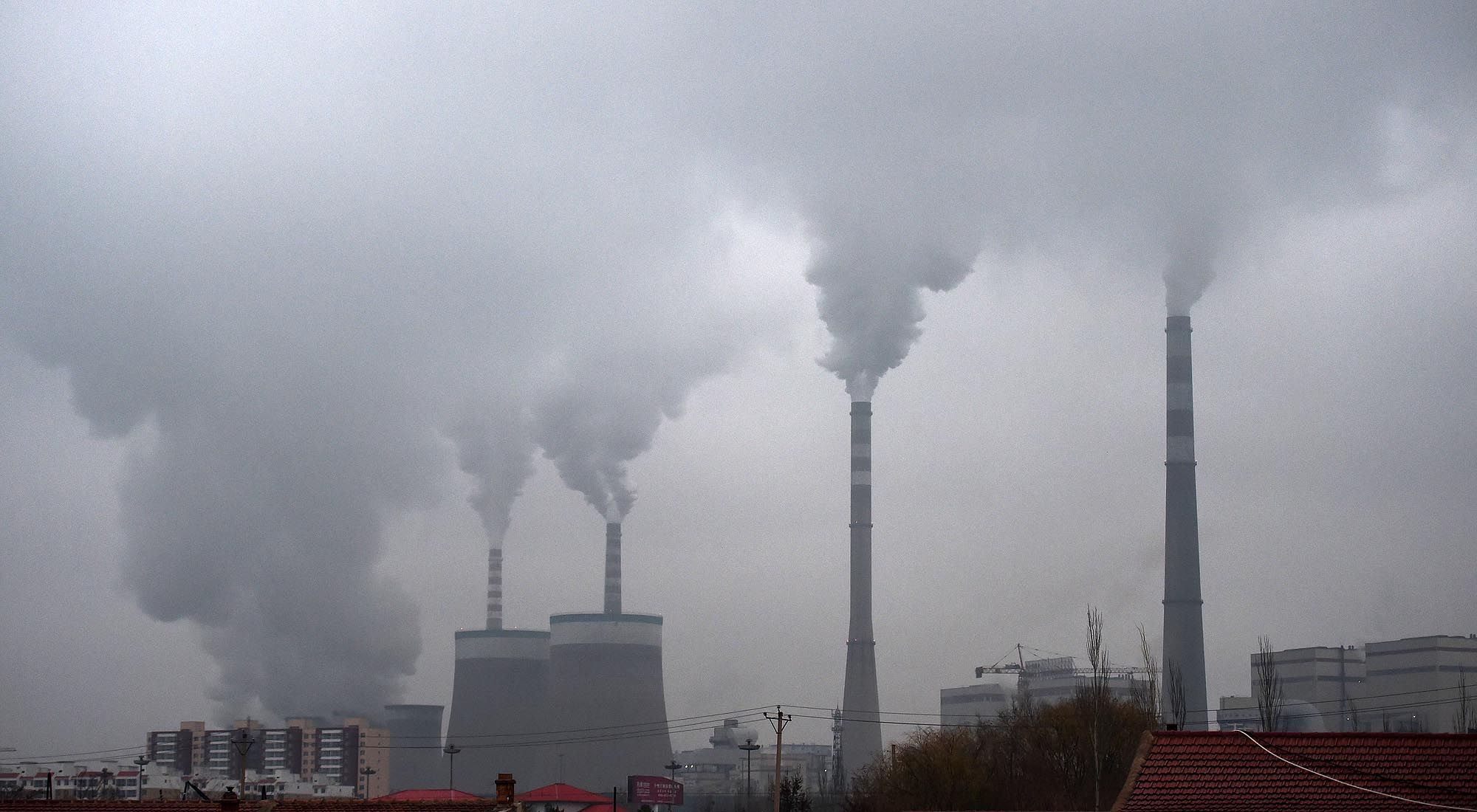 En esta foto de archivo tomada el 19 de noviembre de 2015, el humo eructa desde una central eléctrica a carbón cerca de Datong, en la provincia norteña china de Shanxi. - 