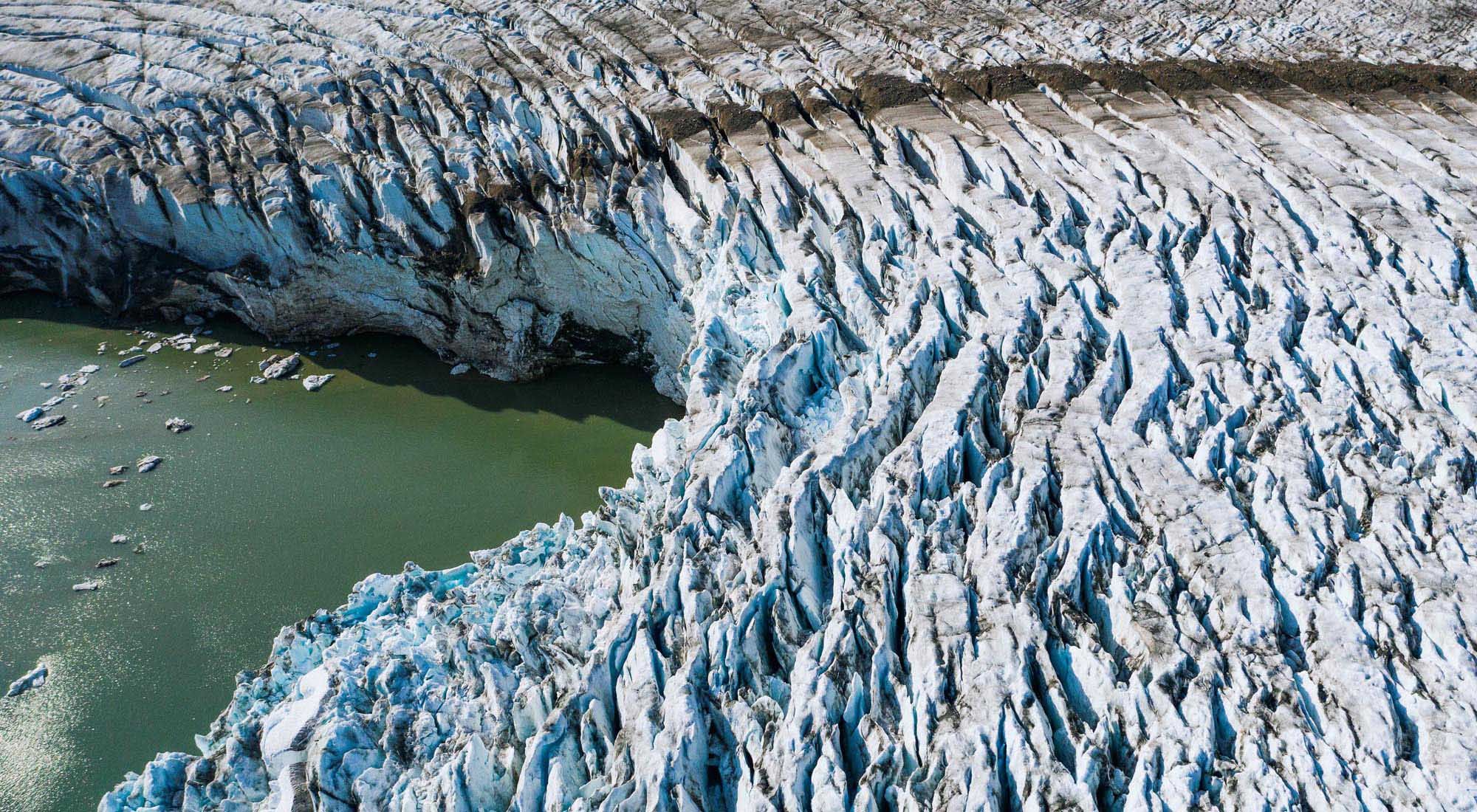 Esta foto de archivo tomada el 18 de agosto de 2019 muestra una vista aérea del glaciar Apusiajik, cerca de Kulusuk, un asentamiento en el municipio Sermersooq ubicado en la isla del mismo nombre en la costa sureste de Groenlandia. - 