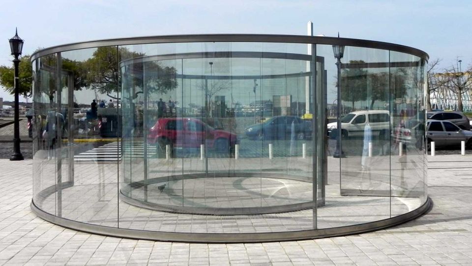 Whirligig, de Dan Graham, en Fundación Proa.