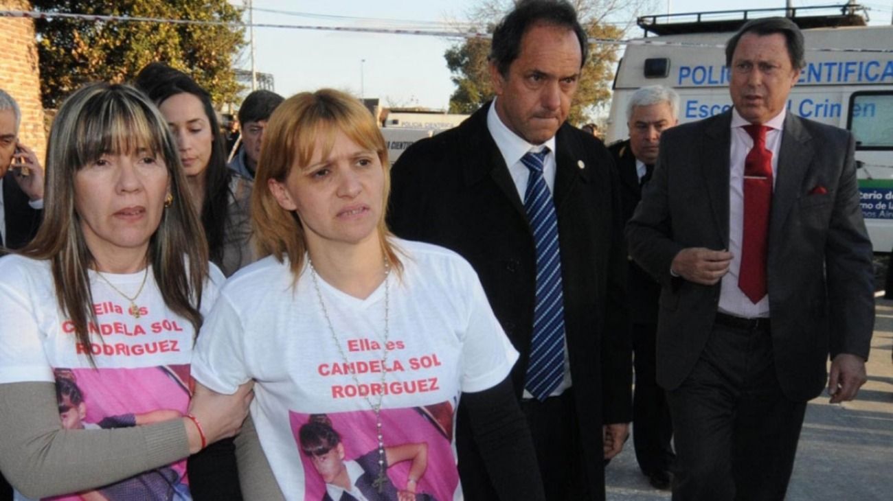 Carola Labdrador, mamá de Candela Rodríguez, acompañada por el entonces gobernador Daniel Scioli y el ministro de Seguridad, Ricardo Casal. 