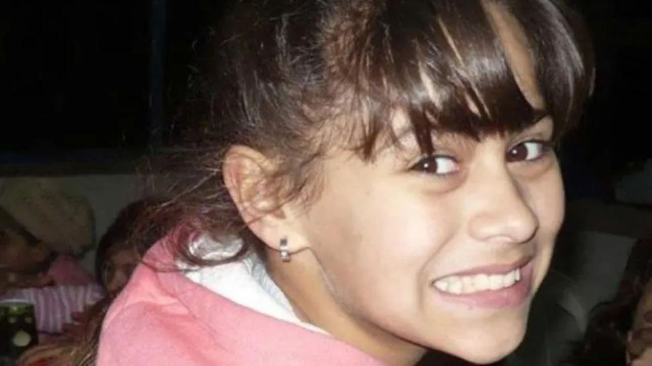 Candela Rodríguez tenía 11 años. Fue secuestrada, violada y asesinada. Su cuerpo fue abandonado en una bolsa de consorcio al costado de la autopista, a 35 cuadras de su casa. 