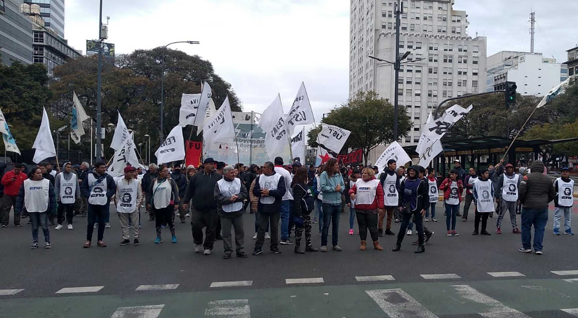 Distintas agrupaciones políticas y sociales se movilizan por la ciudad a raíz de una nueva reunión del Consejo del Salario