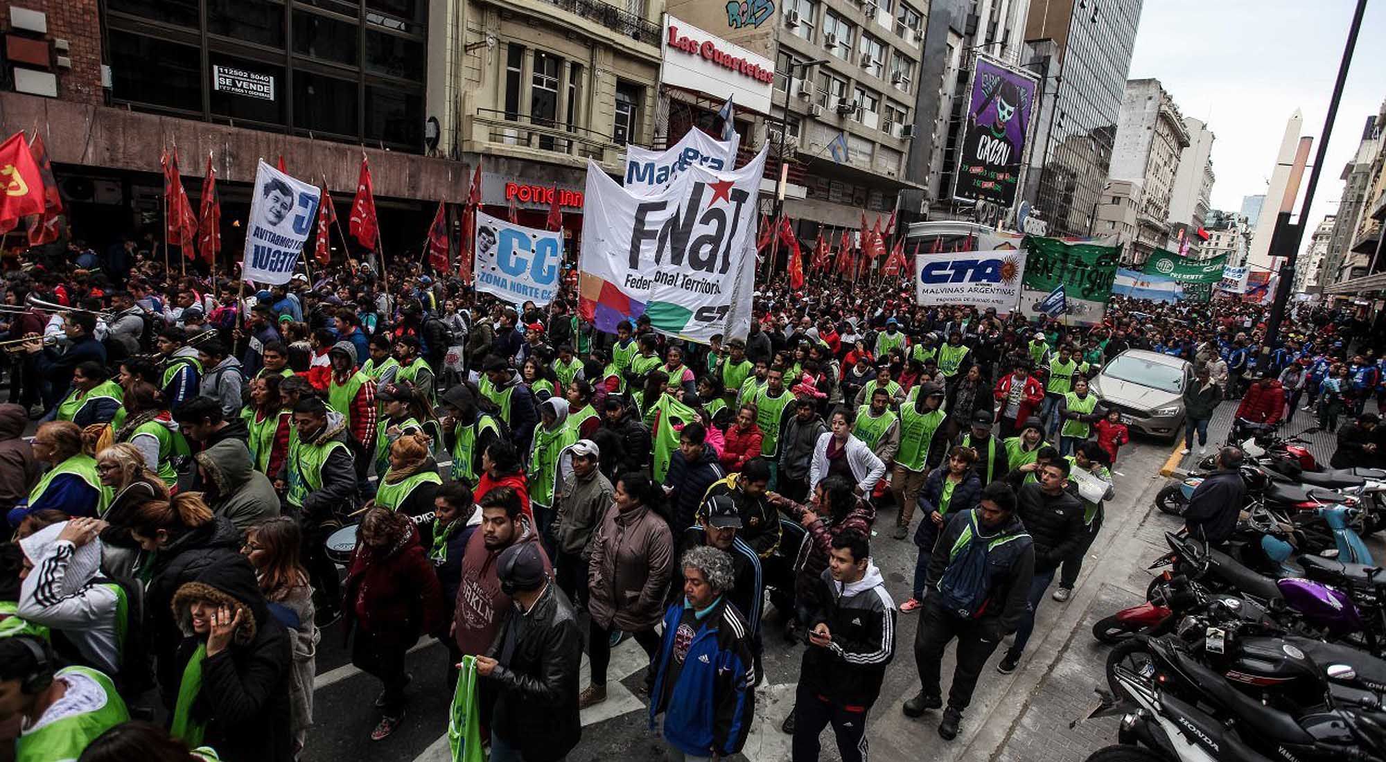 Distintas agrupaciones políticas y sociales se movilizan por la ciudad a raíz de una nueva reunión del Consejo del Salario