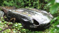 Restauraron un valioso Jaguar E-type que estaba arrumbado en un bosque