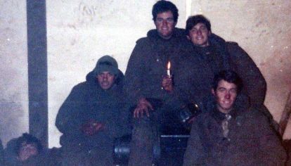 Malvinas, el 14 de Junio de 1982: Marcelo Paolini (sostiene una vela) prisionero de los ingleses, junto a su compañeros.