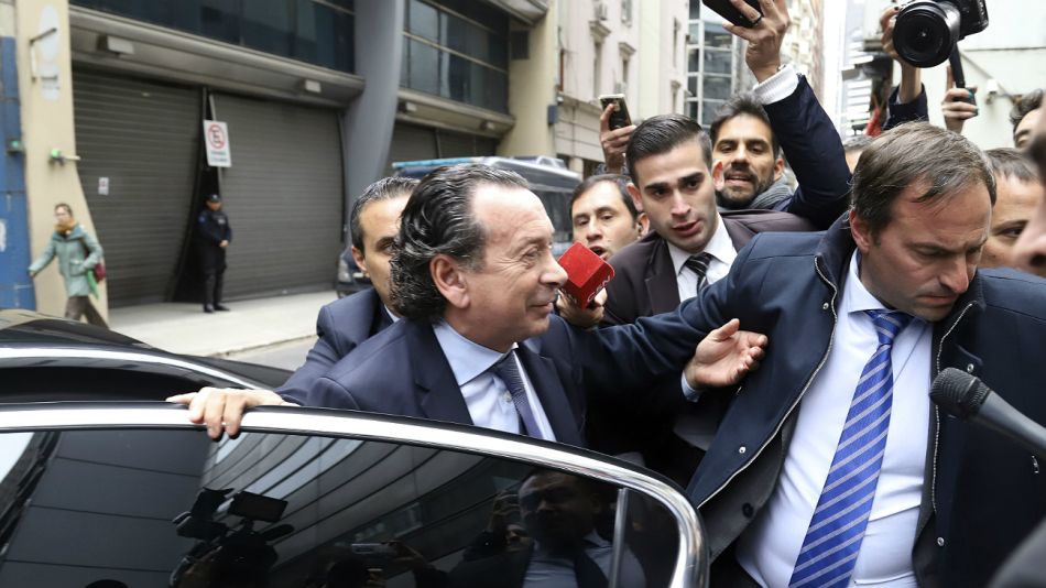 El ministro Sica llega a la sede de la cartera laboral, donde se reunió el Consejo del Salario.