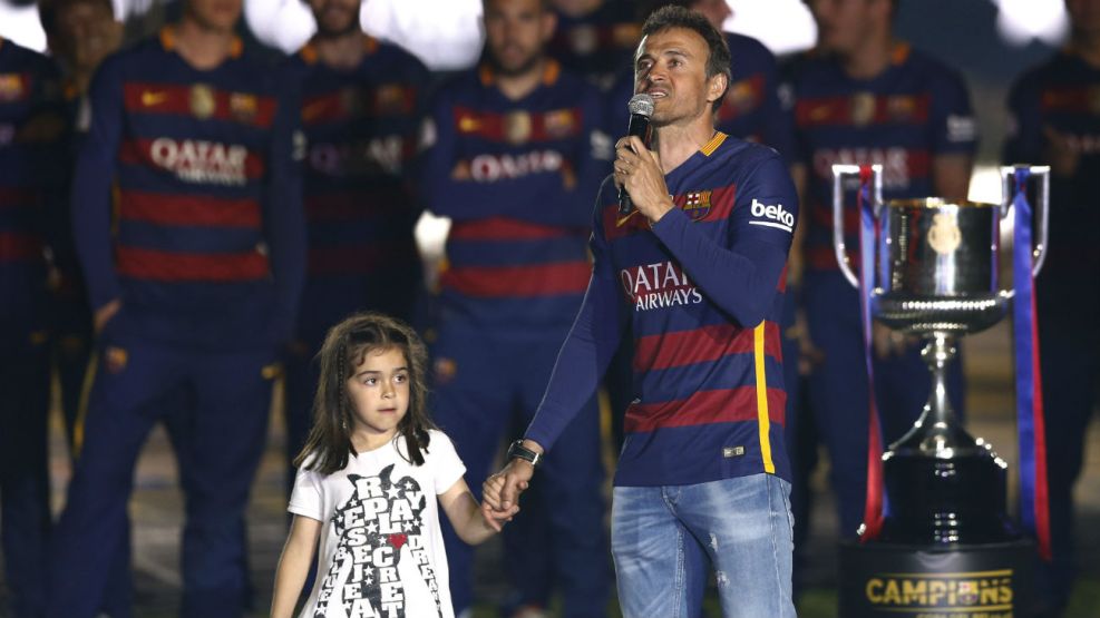 Luis Enrique de la mano de Xana el 23 de mayo de 2016 cuando celebró el título de la Copa del Rey y la Liga de España en el Camp Nou. 