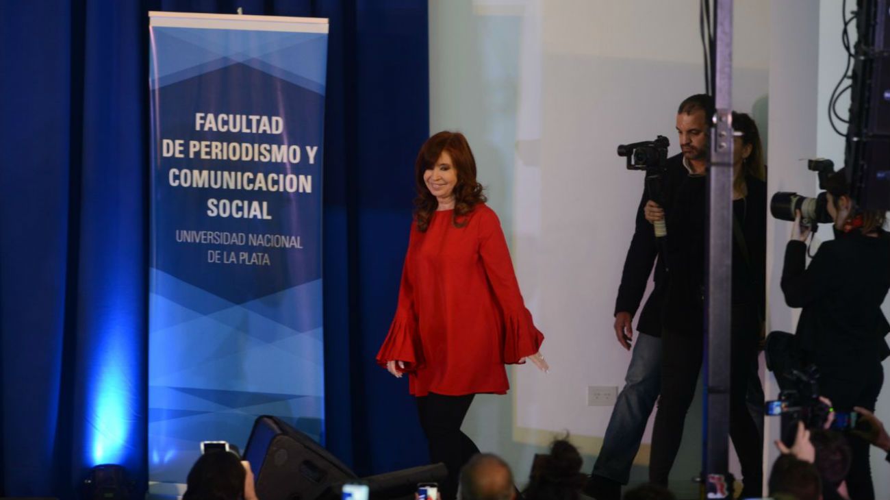 La expresidenta presentó su libro en La Plata ante una multitud de seguidores.