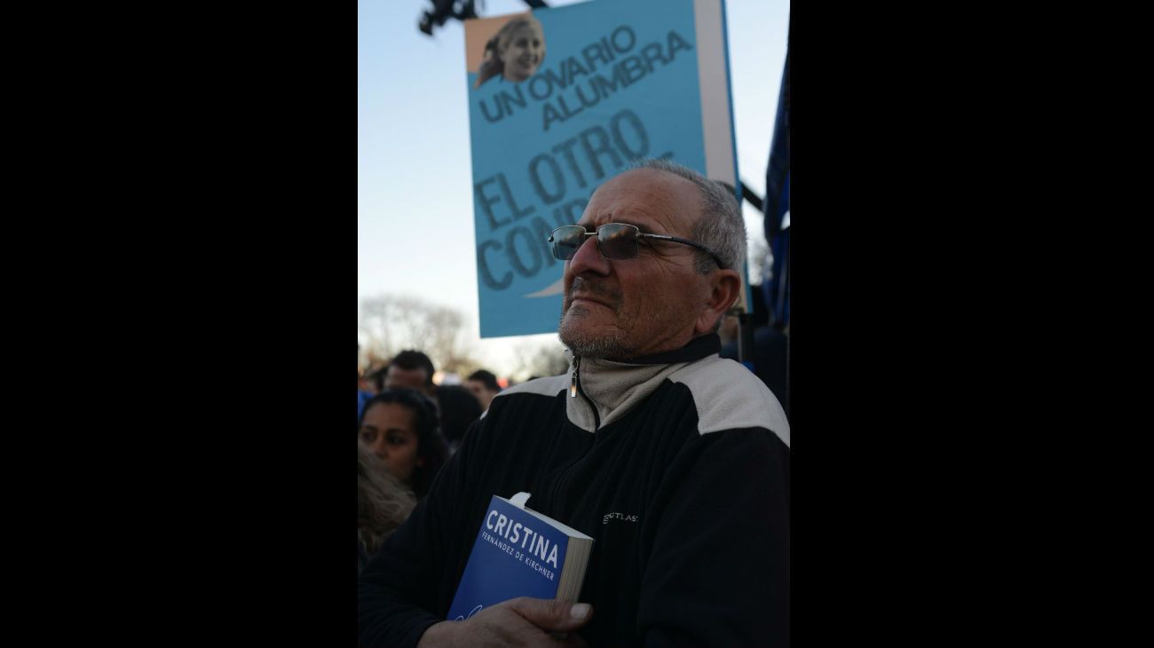 Fuera de la Facultad de Periodismo de la Universidad de La Plata, una multitud siguió el discurso por pantallas gigantes.