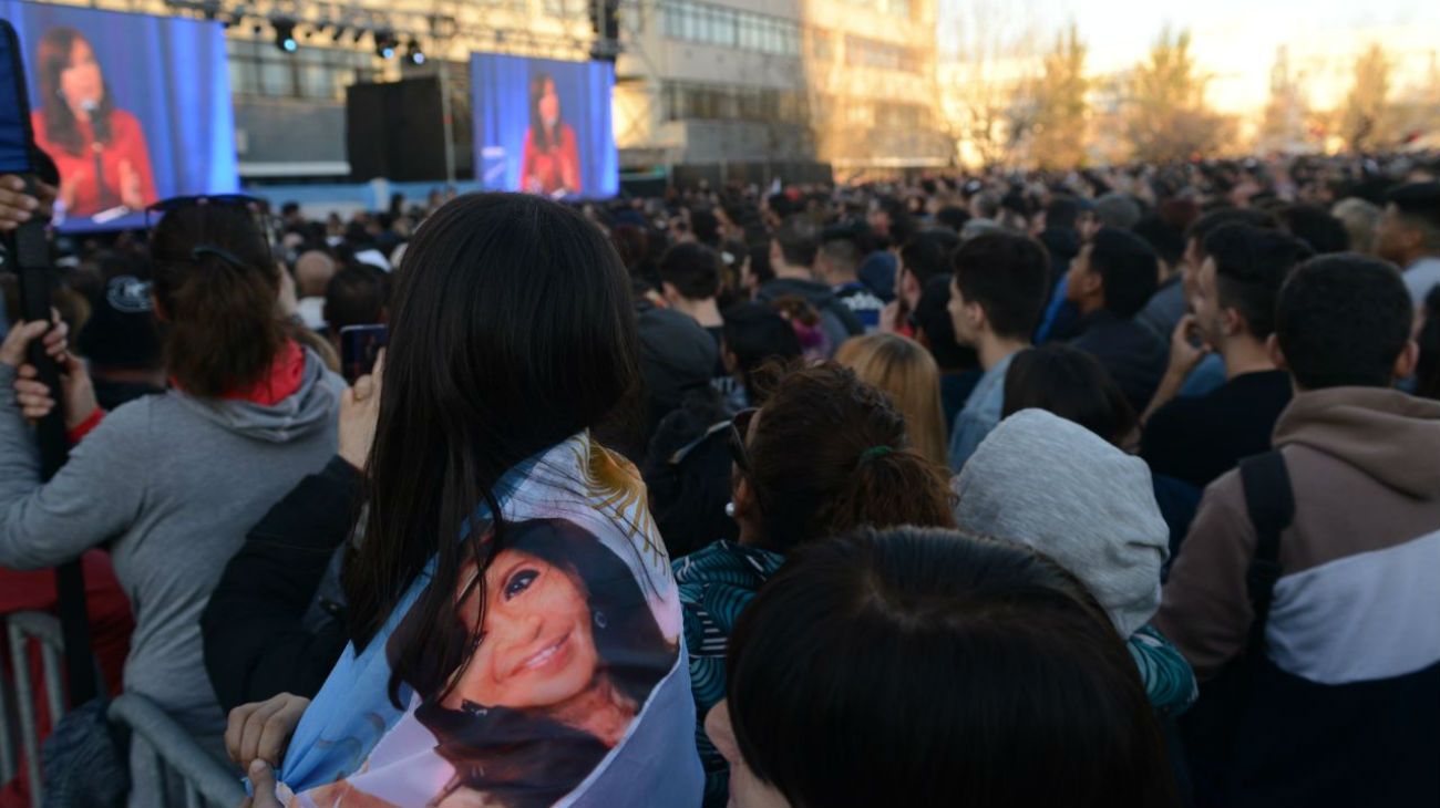 Fuera de la Facultad de Periodismo de la Universidad de La Plata, una multitud siguió el discurso por pantallas gigantes.