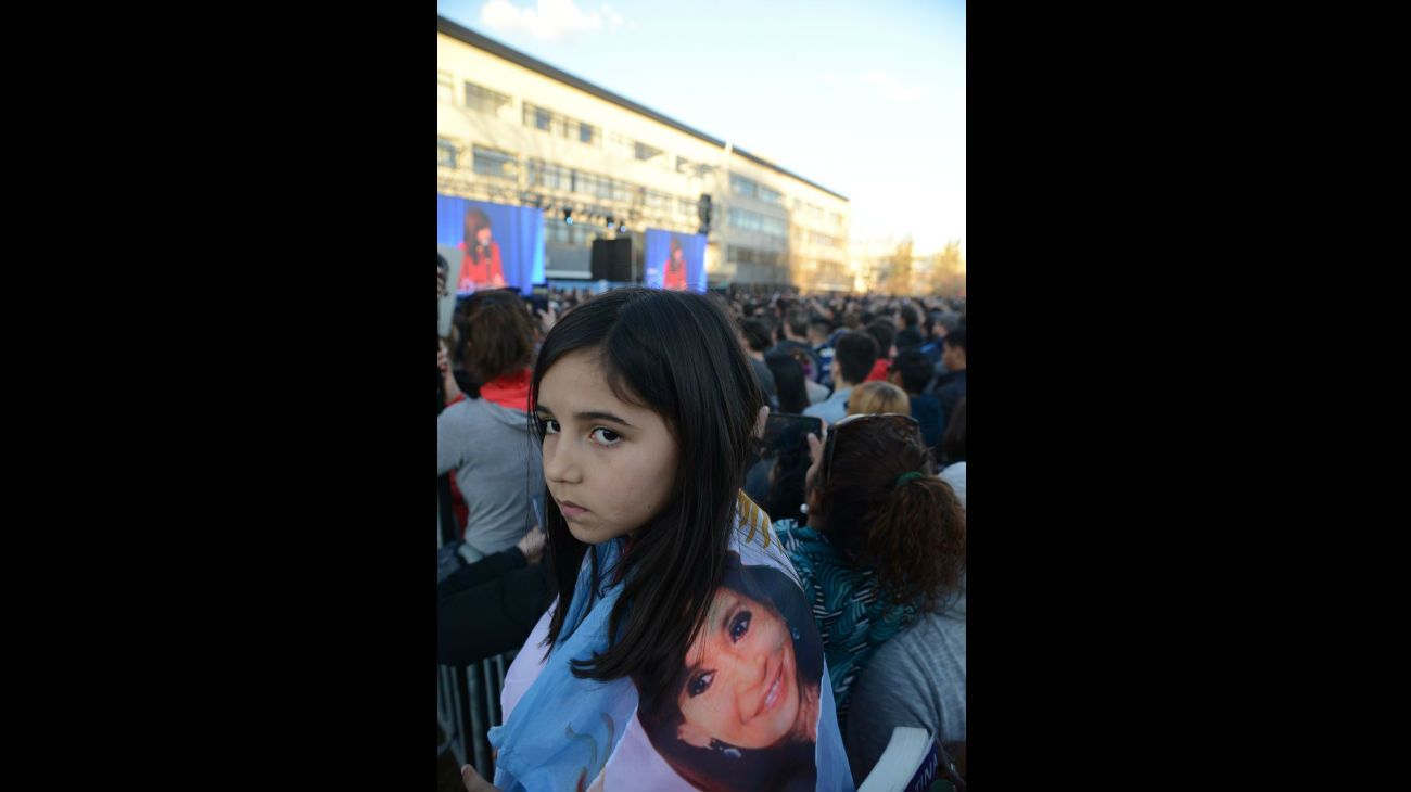 Fuera de la Facultad de Periodismo de la Universidad de La Plata, una multitud siguió el discurso por pantallas gigantes.