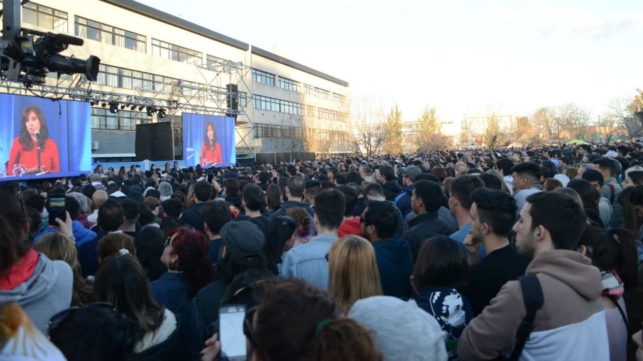 Fuera de la Facultad de Periodismo de la Universidad de La Plata, una multitud siguió el discurso por pantallas gigantes.