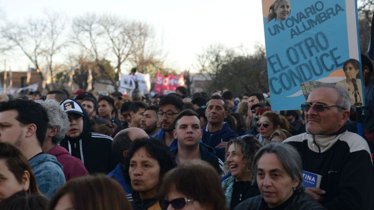 Fuera de la Facultad de Periodismo de la Universidad de La Plata, una multitud siguió el discurso por pantallas gigantes.