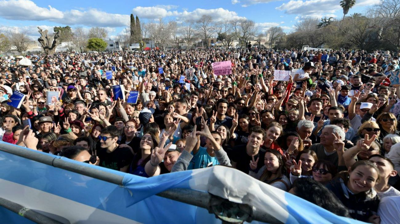 Fuera de la Facultad de Periodismo de la Universidad de La Plata, una multitud siguió el discurso por pantallas gigantes.