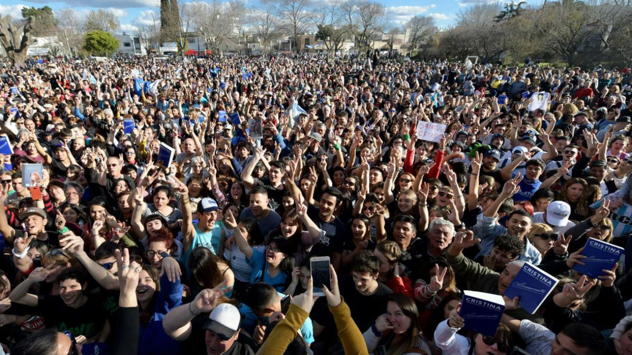 Fuera de la Facultad de Periodismo de la Universidad de La Plata, una multitud siguió el discurso por pantallas gigantes.