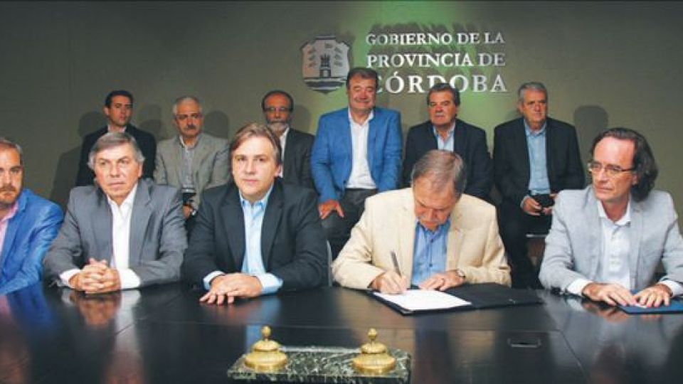 OTRAS EPOCAS. El gabinete provincial de Juan Schiaretti casi a pleno durante la firma de un convenio en el año 2015.