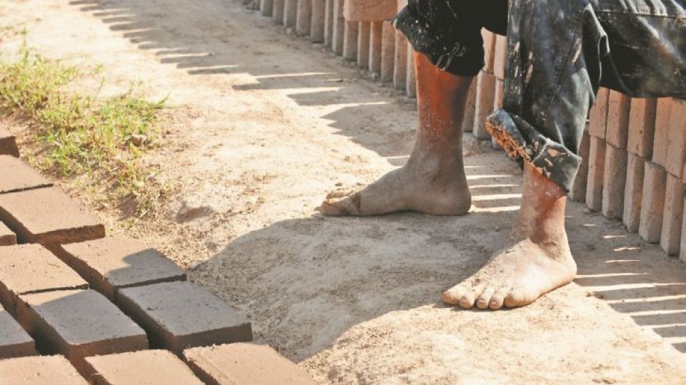 TRATA LABORAL. Un hombre es juzgado por explotación a la que sometió a familias bolivianas indocumentadas en Malvinas Argentinas.