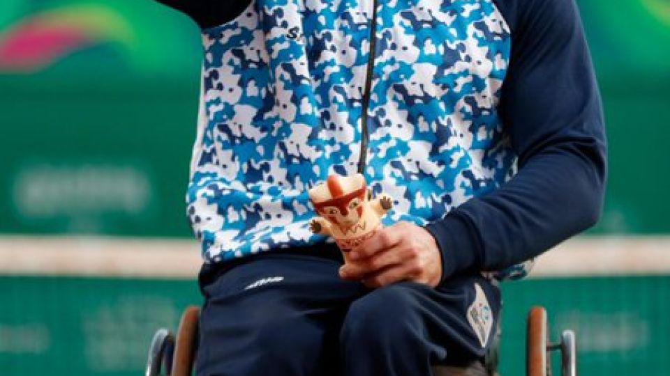 Doble oro. El riotercerense Gustavo Fernández se consagró en singles y dobles en tenis adaptado.