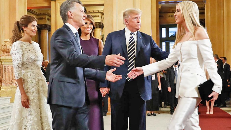 Bienvenida. Trump saluda a Ivanka en la gala del G20 en 2018.
