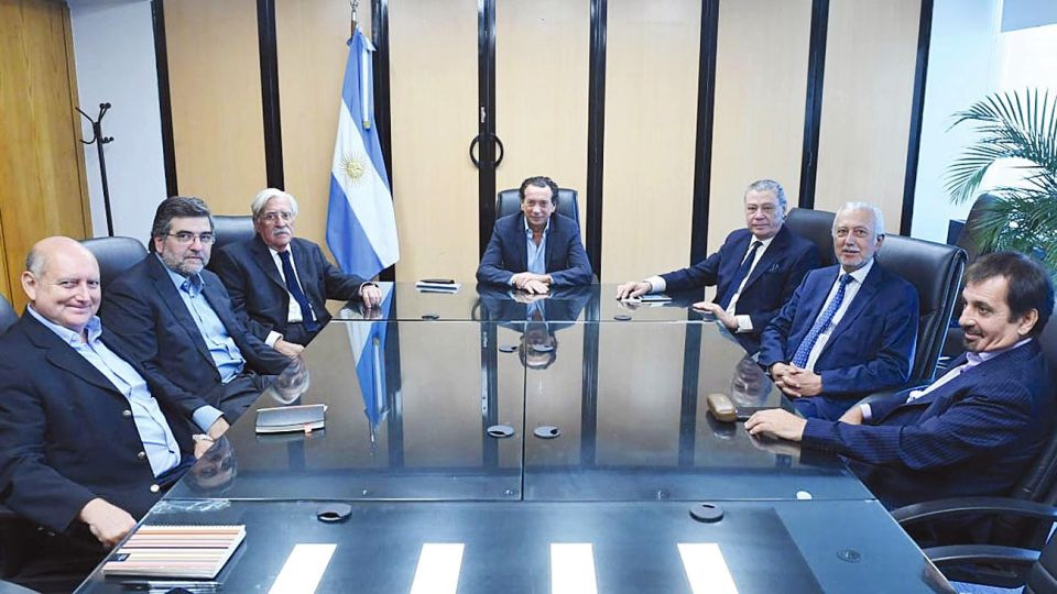 Mesa de chicos. El Consejo Asesor del Trabajo, integrado en su totalidad por varones.