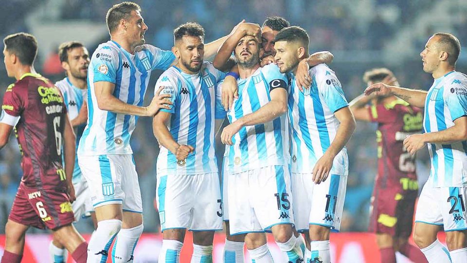 Desahogo. Racing se acordó de ganar y así festejó el primer triunfo en esta Superliga.