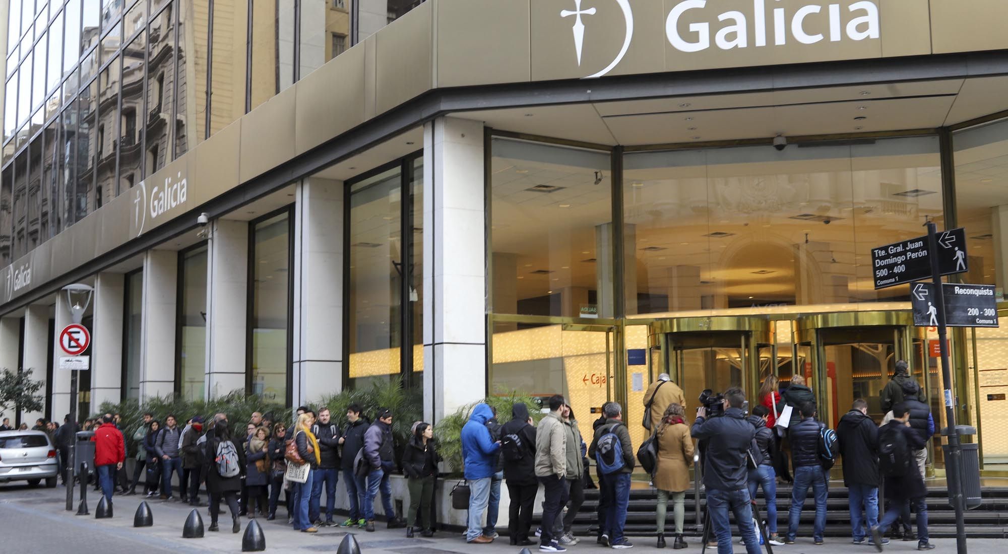 Ahorristas en la city porteña y en los bancos.