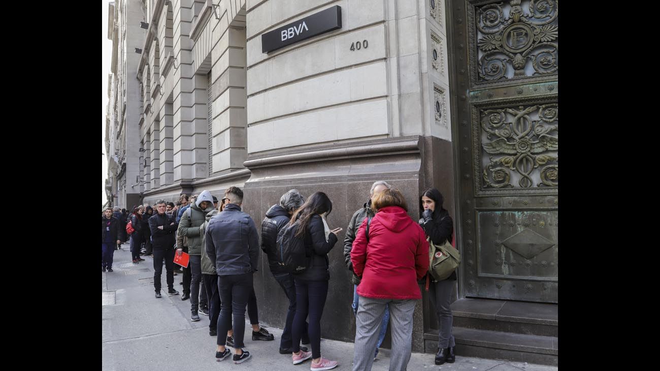 Ahorristas en la city porteña y en los bancos.