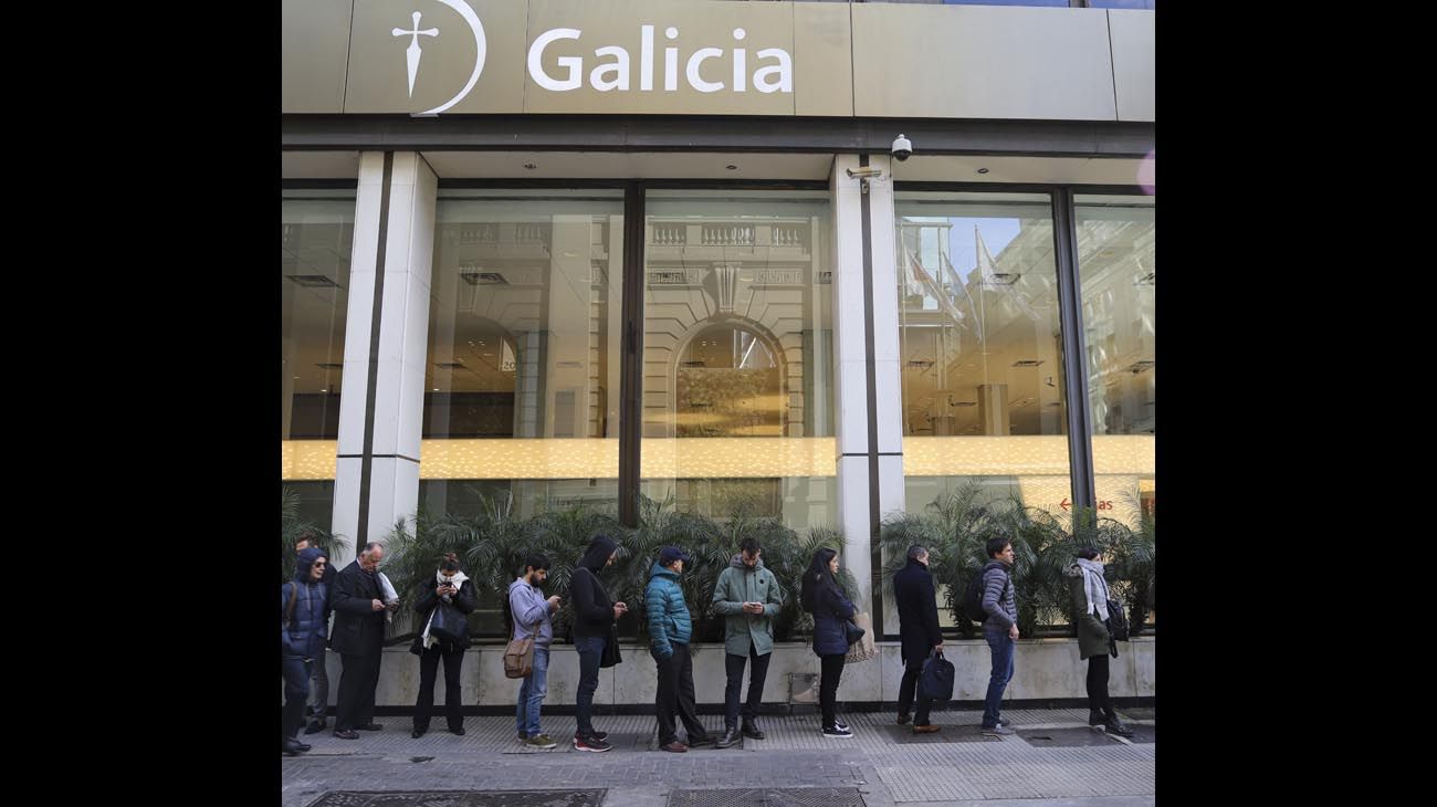 Ahorristas en la city porteña y en los bancos.