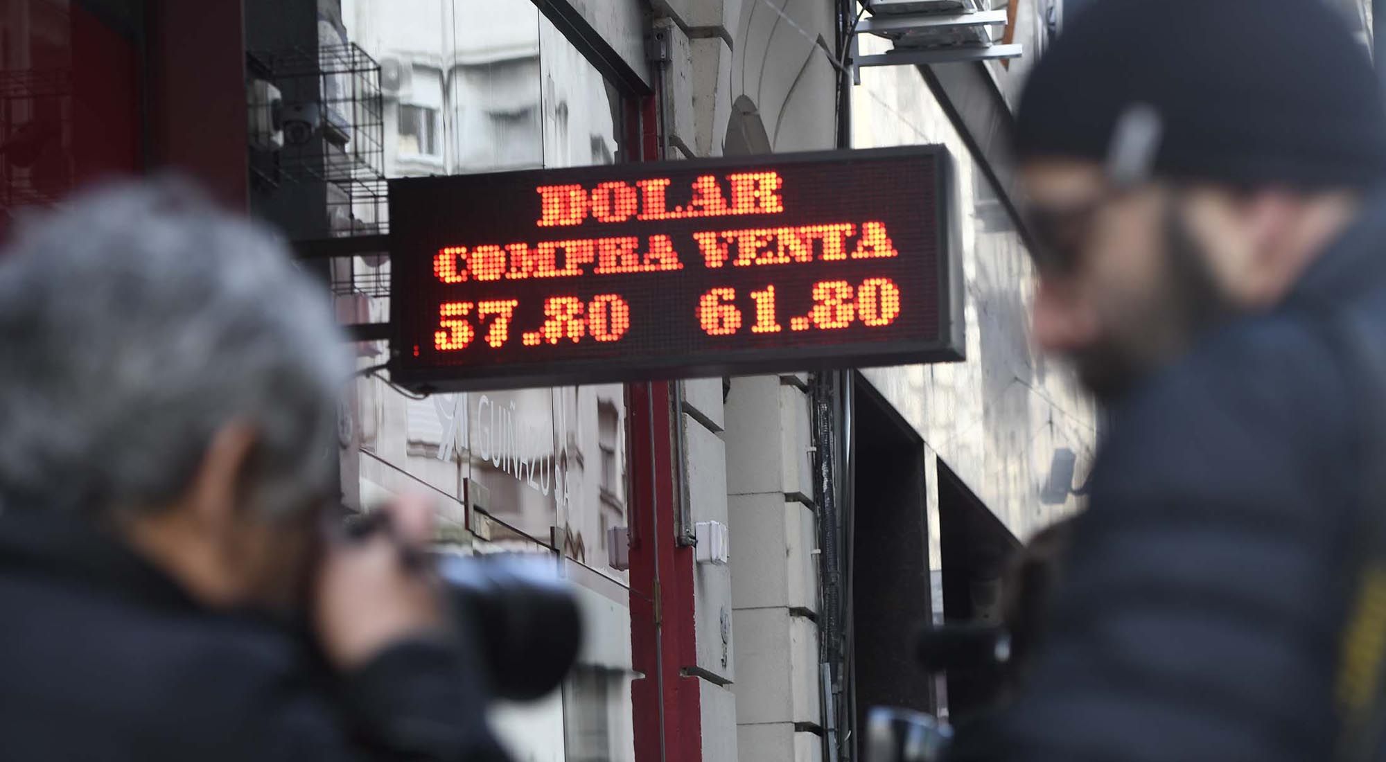 Ahorristas en la city porteña y en los bancos.