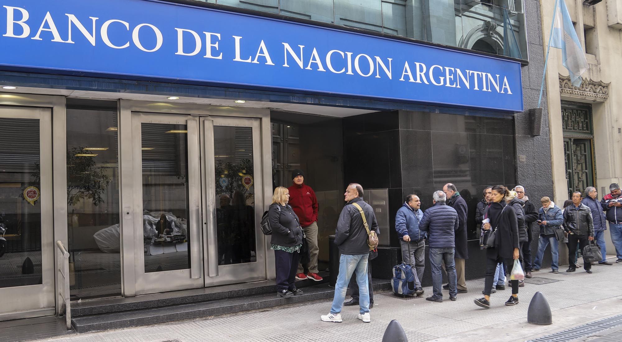 Ahorristas en la city porteña y en los bancos.