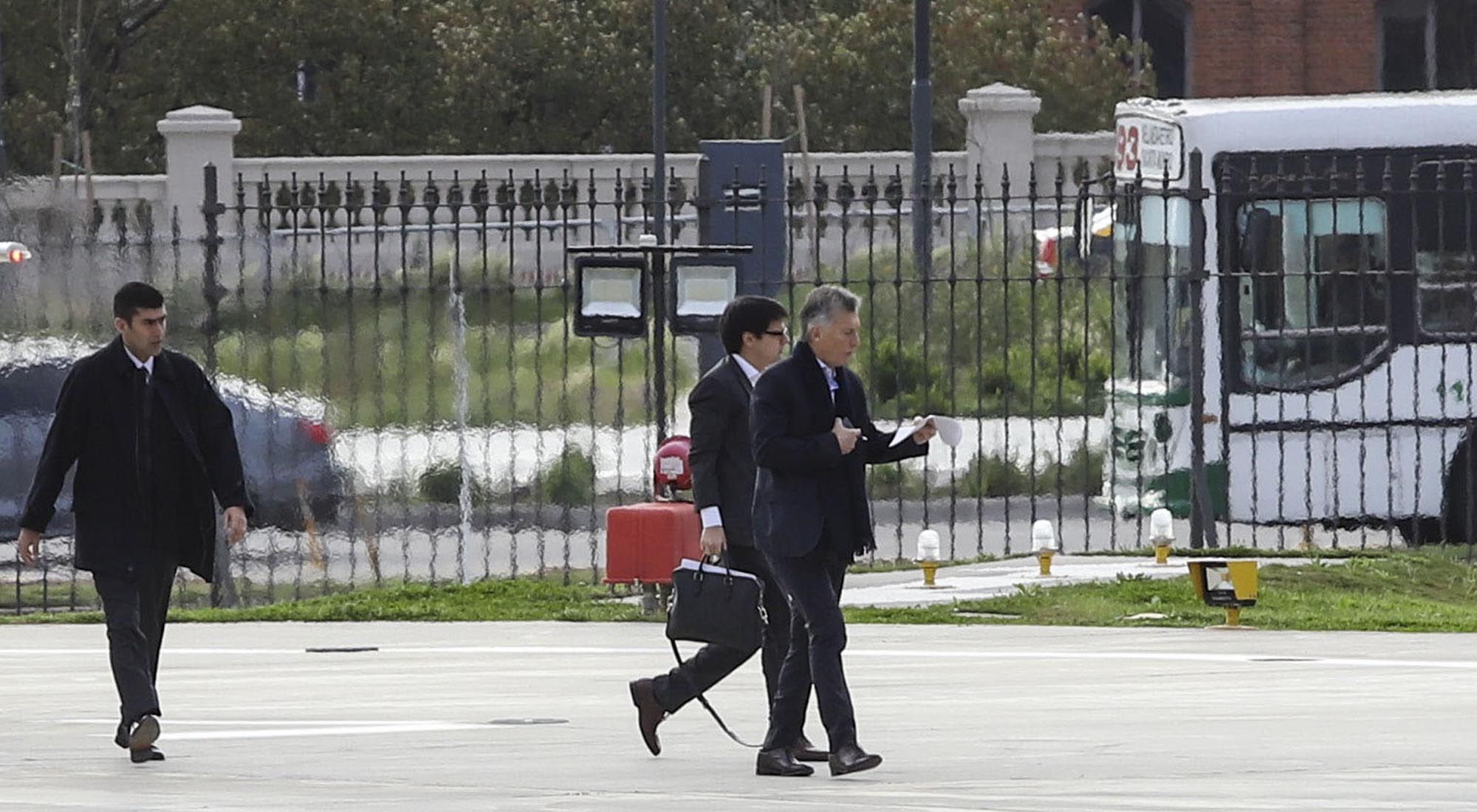 El presidente MAuricio Macri desciende del helicóptero detrás de casa de gobierno-