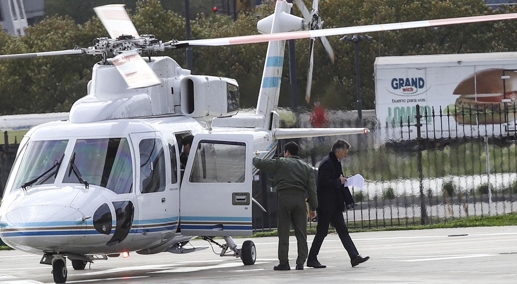 El presidente MAuricio Macri desciende del helicóptero detrás de casa de gobierno-