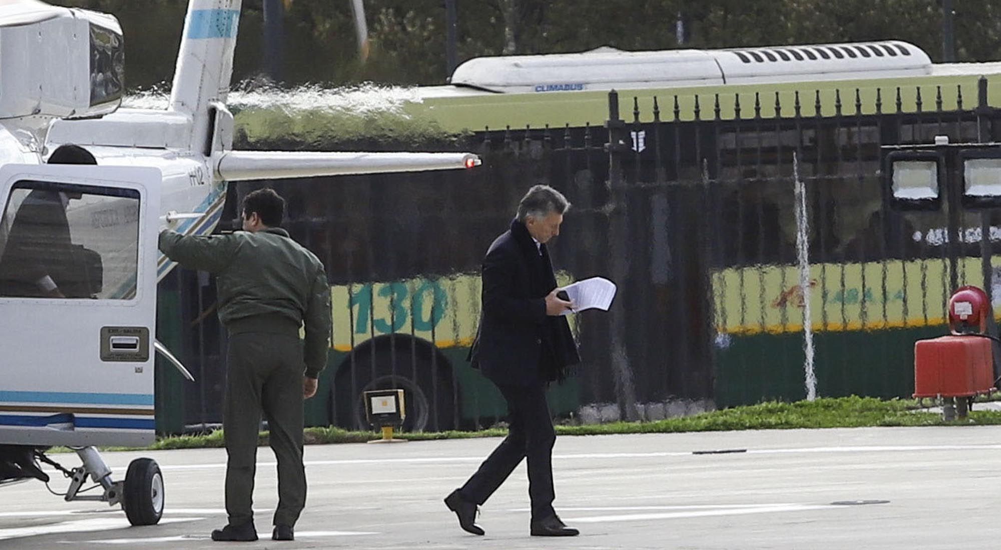 El presidente MAuricio Macri desciende del helicóptero detrás de casa de gobierno-
