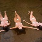 Las fotos de Calu Rivero, desnuda totalmente, con amigas en un río