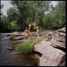Las fotos de Calu Rivero, desnuda totalmente, con amigas en un río