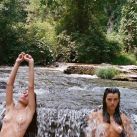 Las fotos de Calu Rivero, desnuda totalmente, con amigas en un río
