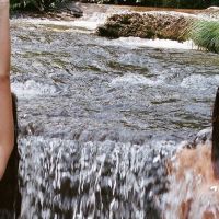 Las fotos de Calu Rivero, desnuda totalmente, con amigas en un río