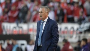 Gustavo Alfaro, cuestionado por el planteo que propuso para enfrentar a River.