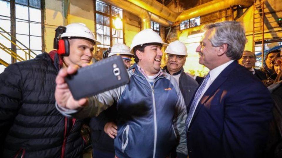 El candidato del Frente de Todos saludó a los industriales en su día.